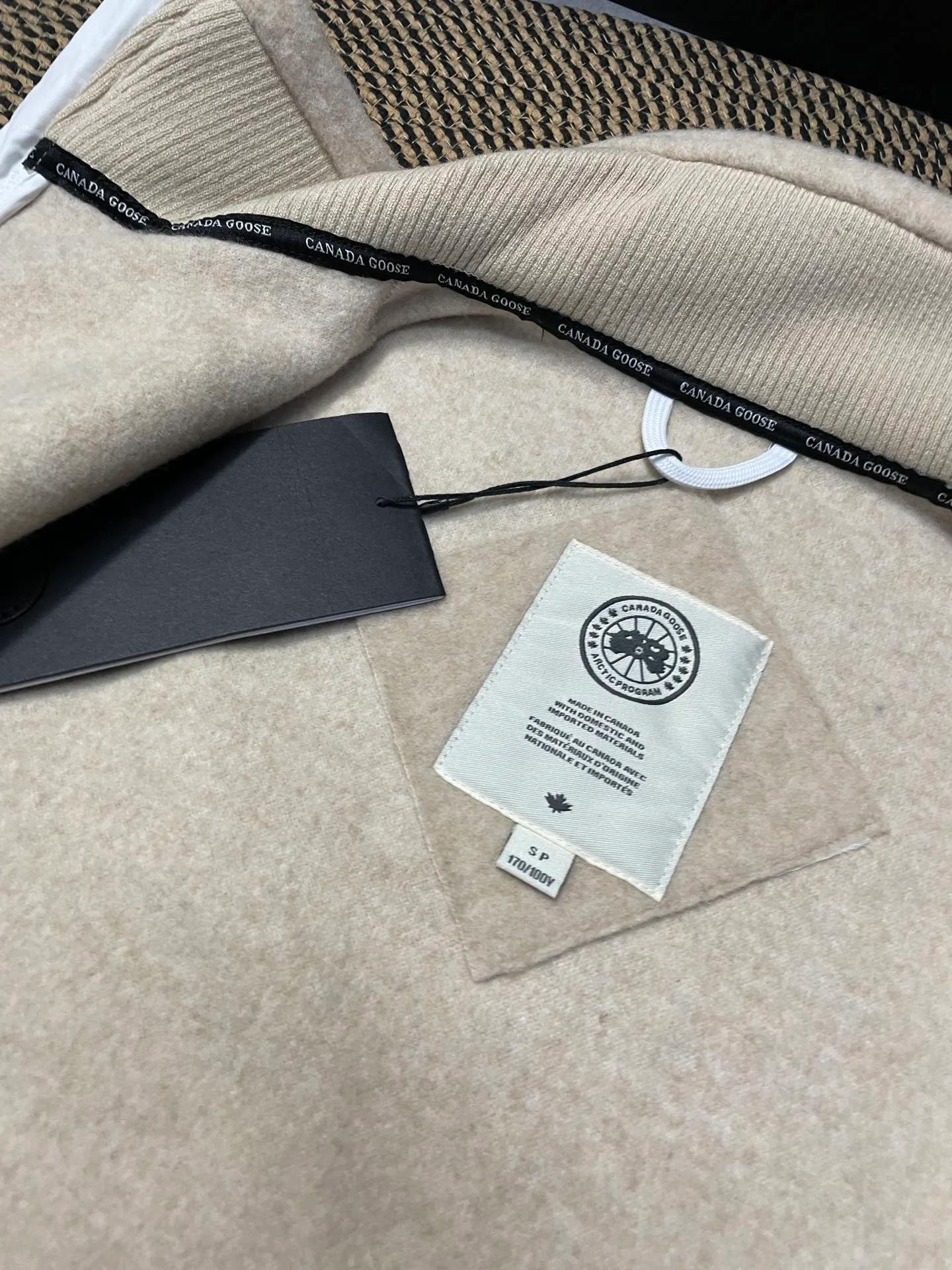 P600 Khaki CANADA GOOSE/Canada Goose Autumn and winter couple's fleece vest jacket 🔘Color: Black Gray Khaki Highest version Original fabric High version High quality) ⚠All details Fabric accessories craftsmanship (all 1:1 verified) (The owner is a "detail monster" so the goods he makes also pay attention to details) 1⃣ Distinguish the wrong version of the market goods: all go single line ❌ Our genuine 1:1 special machine presses the line (high requirements for machine workers) 2⃣ Differentiates the market from drawings and making goods. Fabric color difference is too big. You get what you pay for, not fast food. 3⃣ Differentiates the market from low-end versions to receive labels, hang tags, and wash labels. All our accessories are custom-made (approved level) 4⃣ Differentiates the market from the detail-free workmanship❌ Our workmanship: neckline, shoulder line, armholes, cuffs, hem (In order to increase the cost, we must also restore the original product: yoke taping, double needle threading🔍) Size: S-XXL